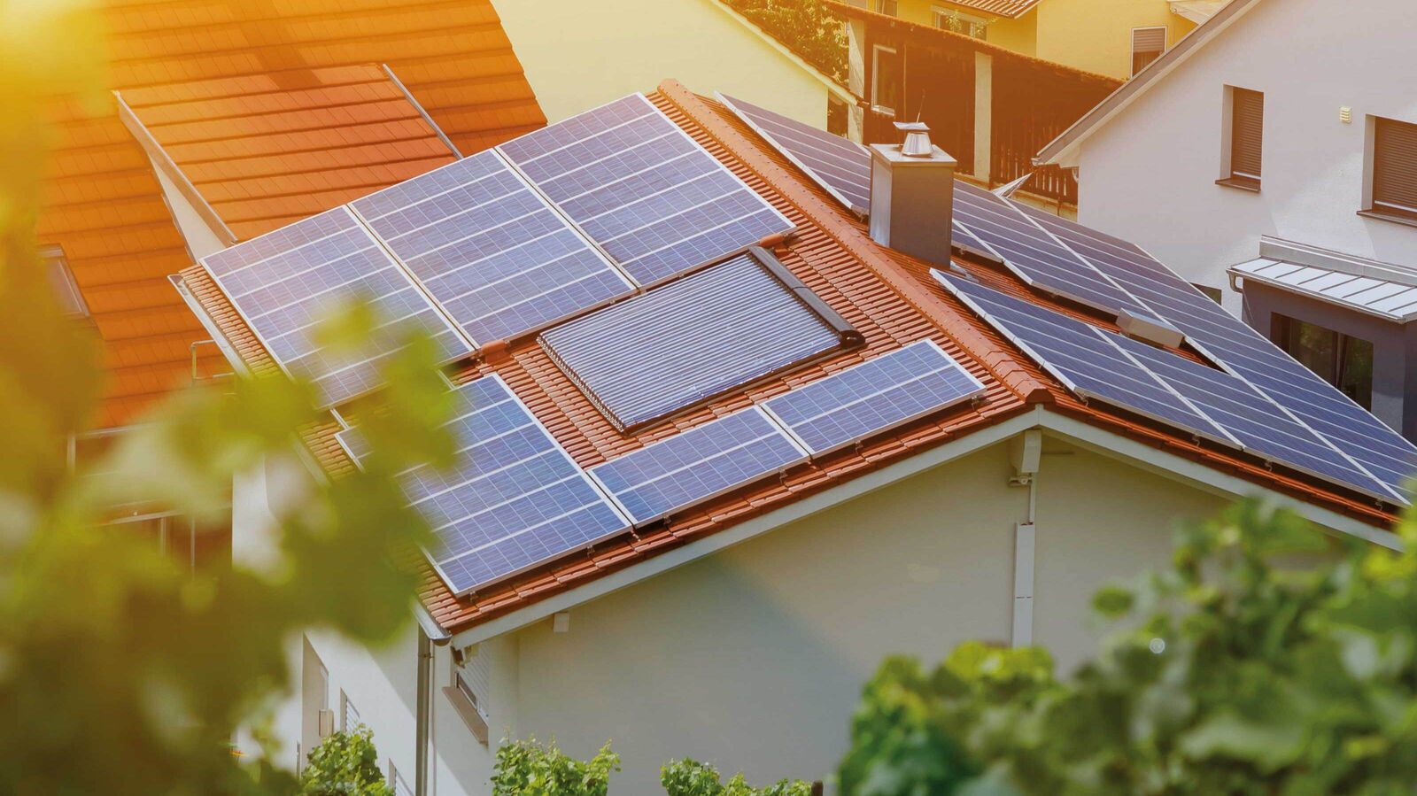 Eine Solaranlage auf dem Dach trägt zur Energiewende bei.