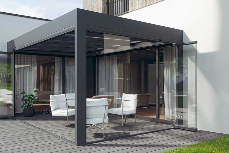 Glas-Schiebewände erweitern den Wohnraum und verlängern die Outdoorsaison entscheidend. Bei der Glas-Schiebe-Stapelwand «GSS 17» können die einzelnen Flügel seitlich platzsparend verstaut werden. www.neomat.ch