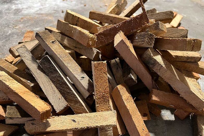Via verarbeitet vielfältige Materialien aus dem Baustoffrecycling, hier das Material Holz.