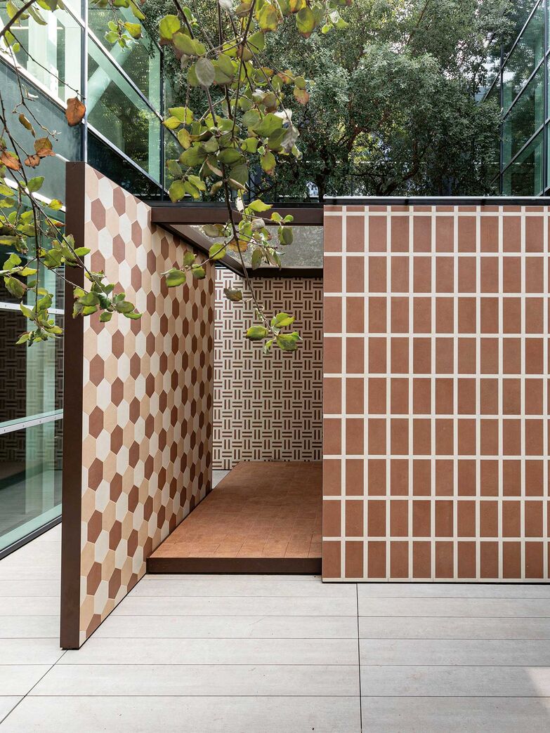 SensiTerre: Florim und Matteo Thun stärken mit dieser Kollektion ihre Zusammenarbeit. Das Projekt interpretiert die Welt des Tons neu und verbindet traditionelle Handwerkskunst mit technologischer Innovation. So wurden die vielfältigen warmen Farben und strukturierten Oberflächen des Tons zum Massstab für das Design und Farbe wird zum roten Faden zwischen Traditionen und Gegenwart. Die natürliche Farbpalette und vielfältige Konfigurationen von Klein- und Grossformaten zeichnen die Kollektion aus, die sich für Bodenbeläge und Verkleidungen eignet.
www.florim.com
