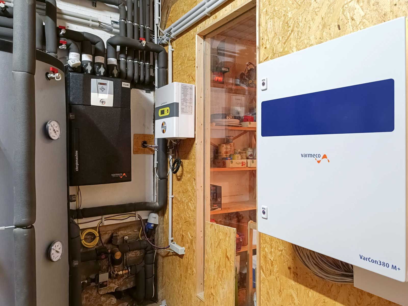 Auch im kleinsten Keller findet sich Platz für eine wandhängende «eXergiemaschine». Sie ist für kleinere und mittelgrosse Anlagen vorgesehen, bei denen bis zu 3 oder 5 kW thermische Leistung ausreichend für den Einsatzweck sind.