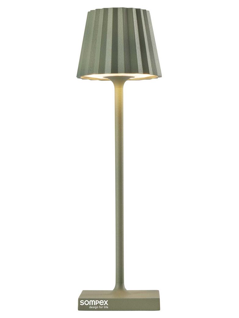 Outdoorleuchte «Troll Nano» begeistert mit stilvollem Plissée-Schirm. Sie hat einen Spritzwasserschutz und einen stufenlosen Dimmer. www.sompex.de