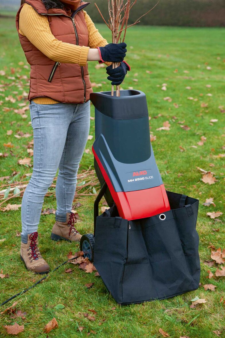 Der neue AL-KO Elektro-Messerhäcksler «MH 2500 SLICE» produziert ideales Häckselgut zum Abdecken von Beeten. Mit seinen beiden gehärteten Doppelmessern und der starken Motorisierung verarbeitet er effektiv holzige und blättrige Gartenabfälle. In den extra grossen Trichter lassen sich mühelos Äste mit bis zu 40 mm Durchmesser einführen. Ein Nachstopfer erleichtert die Zufuhr von sperrigem Häckselgut. Neben dem grossen Fangsack überzeugt der elektrische Messerhäcksler vor allem durch sein geringes Gewicht von lediglich 13,5 kg, dank dem er sich komfortabel transportieren lässt. Ausserdem verfügt das Modell über eine Sicherheitsverriegelung: steckengebliebenes Häckselgut lässt sich gefahrlos entfernen. AL-KO.