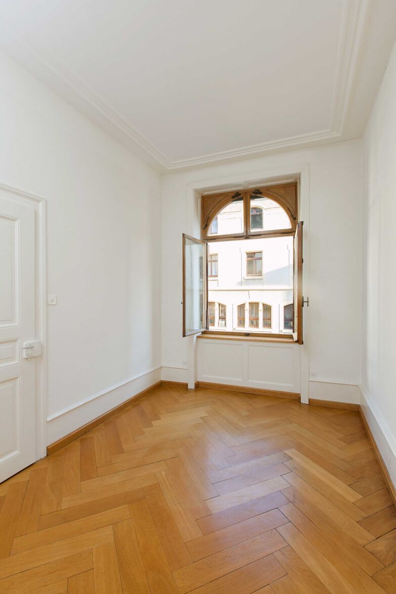 Die filigranen Fensterflügel wurden mit dem Produkt «Revetro» energetisch ertüchtigt. Dabei wurde das Bestandsglas mit einer zusätzlichen Glasscheibe zu einem Sonderisolierglas weiterverbaut. Holzmanufaktur Rottweil GmbH, www.holzmanufaktur-rottweil.de