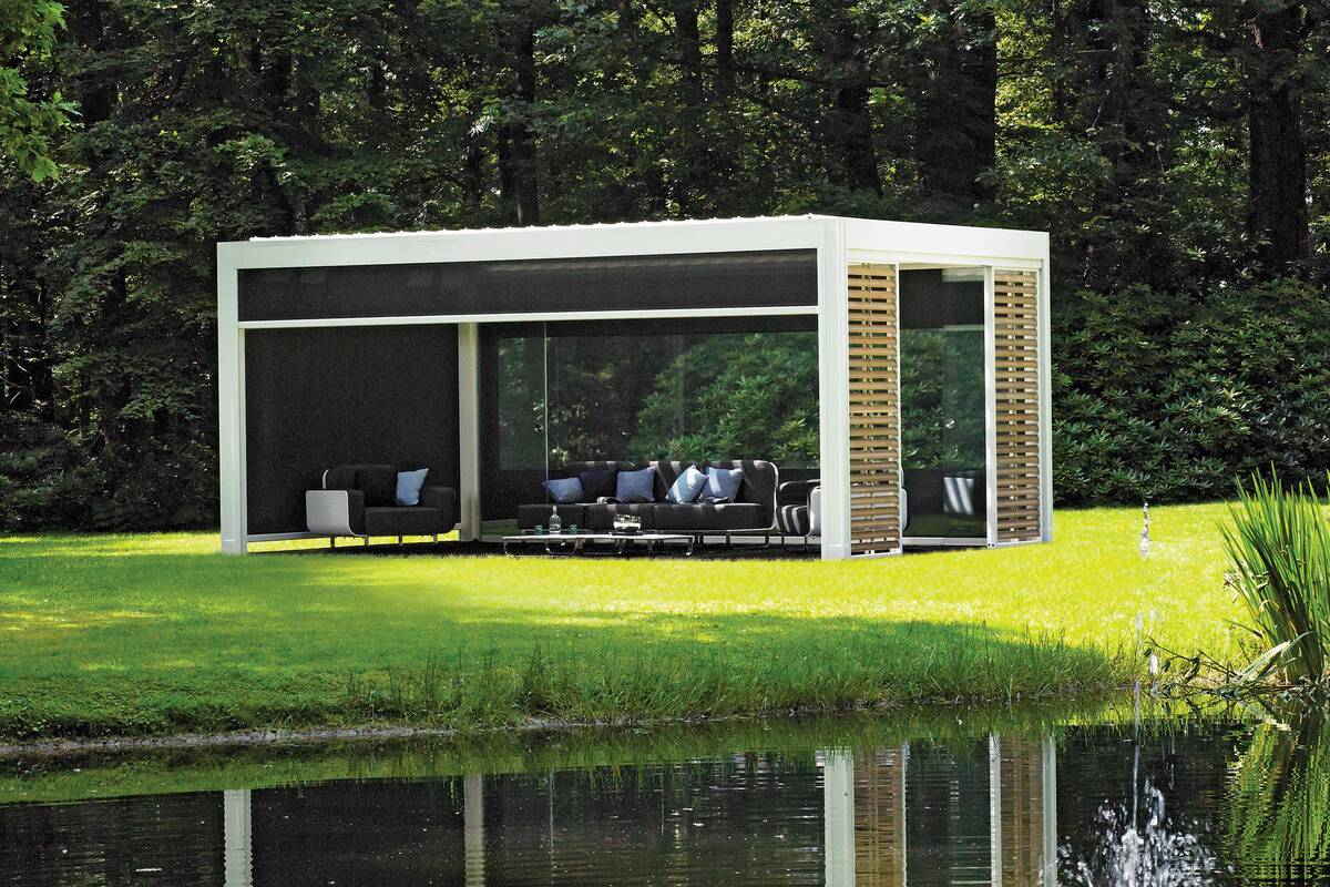 Die Aluminiumlamellen der Überdachung «Camargue» sind bis zu 150 Grad drehbar. Im geschlossenen Zustand bilden sie ein wasserdichtes Dach. Sie ist in allen RAL-Farben und mit zusätzlichen Seitenwänden erhältlich. Tomwood AG.