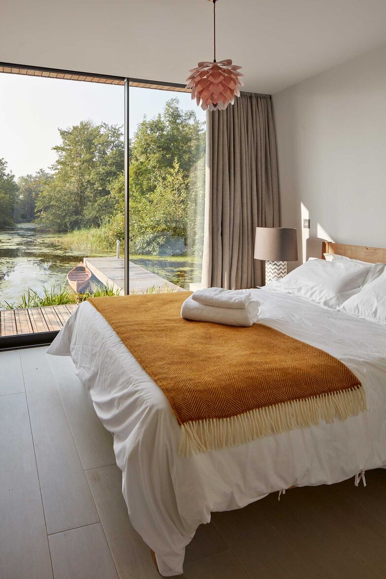 Das Haus liegt oberhalb der Wasserlinie, so dass das Wasser unter einem Holzdeck hindurchfliessen kann.