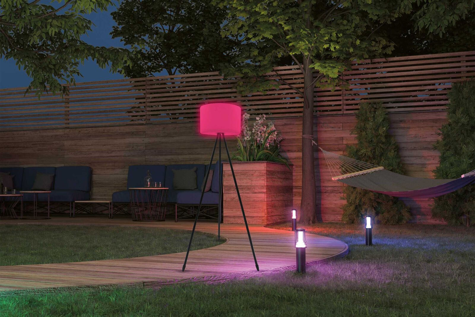 Mit der Outdoor-Stehleuchte «Khaya» wird es draussen gemütlich. Mit ihrem dimmbaren Weisslicht und dem RGB-Farblicht sorgt die Leuchte immer für das perfekte Licht.