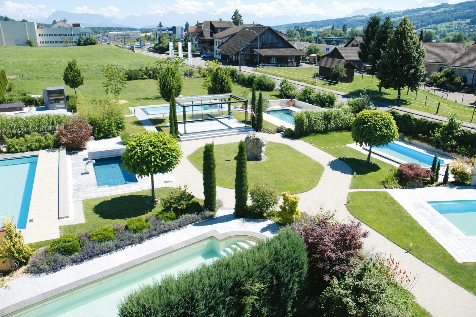 In der Ausstellung in Ermensee/LU wird neben diversen Poolanlagen auch eine Gartensauna der Firma Klafs gezeigt.