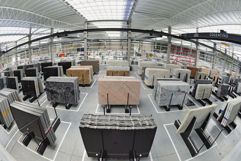 Blick in die Natursteinhalle von Cosentino, wo die Steinplatten für die Weiterverarbeitung warten.