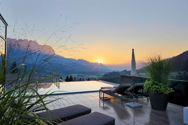 Der 18 Meter lange Unlimited Mountain Rooftop Pool ist das Highlight des Spa-Turms.