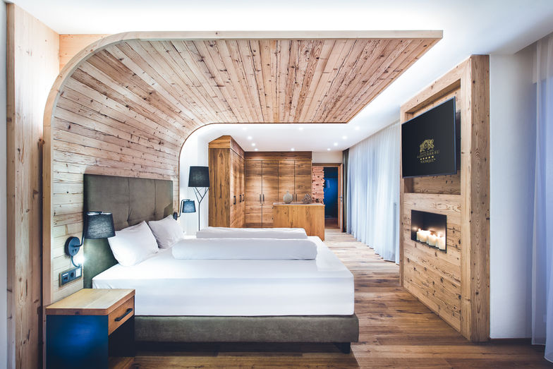 Das Holzgewölbe über dem Kingsize-Bett ist eine moderne Interpretation des alten Klostergewölbes.