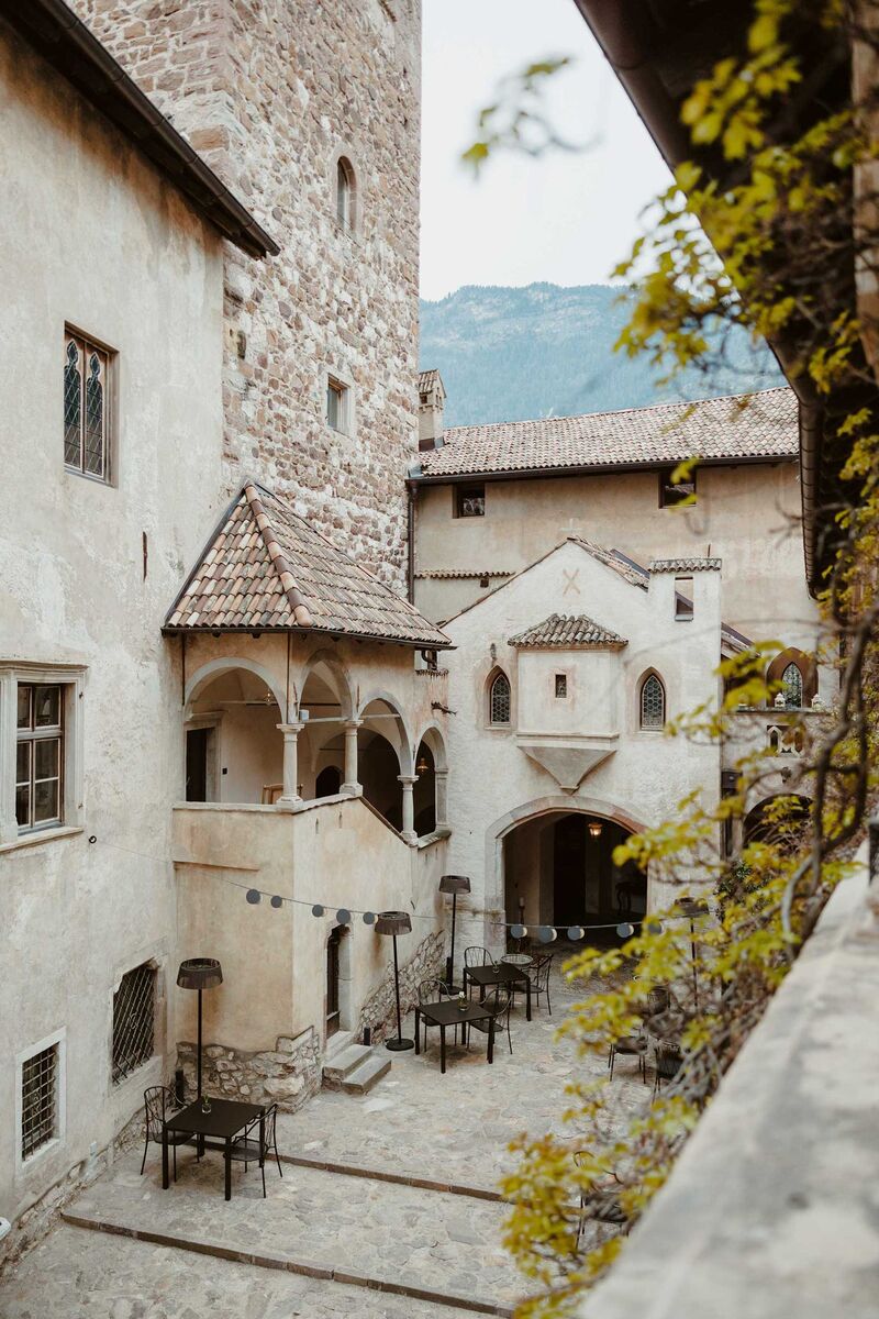 Der Innenhof ist ein romantischer Ort zum Verweilen.