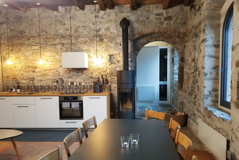 Im Eingangsbereich wurde das Bad nachträglich eingebaut. Im Wohn- und Esszimmer sorgt das neu ergänzte Cheminée für Wärme.