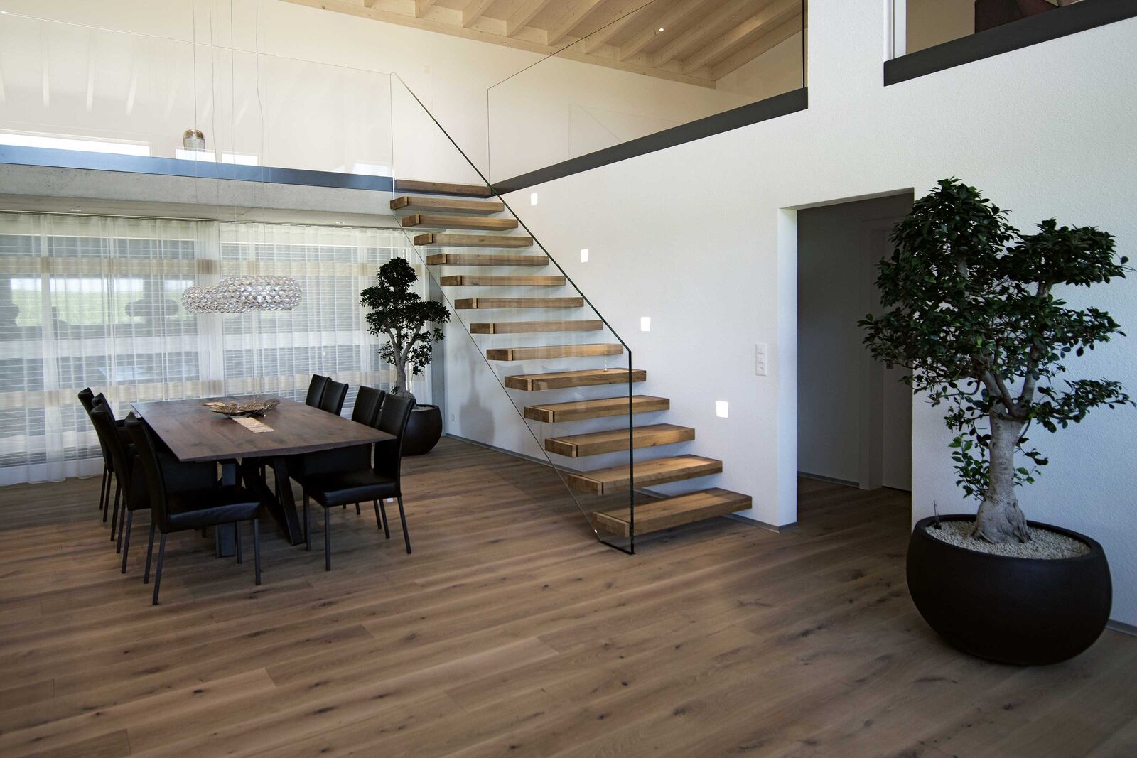 Die freitragende Treppe mit Glasbrüstung vermittelt zeitlose Eleganz und Wertigkeit.