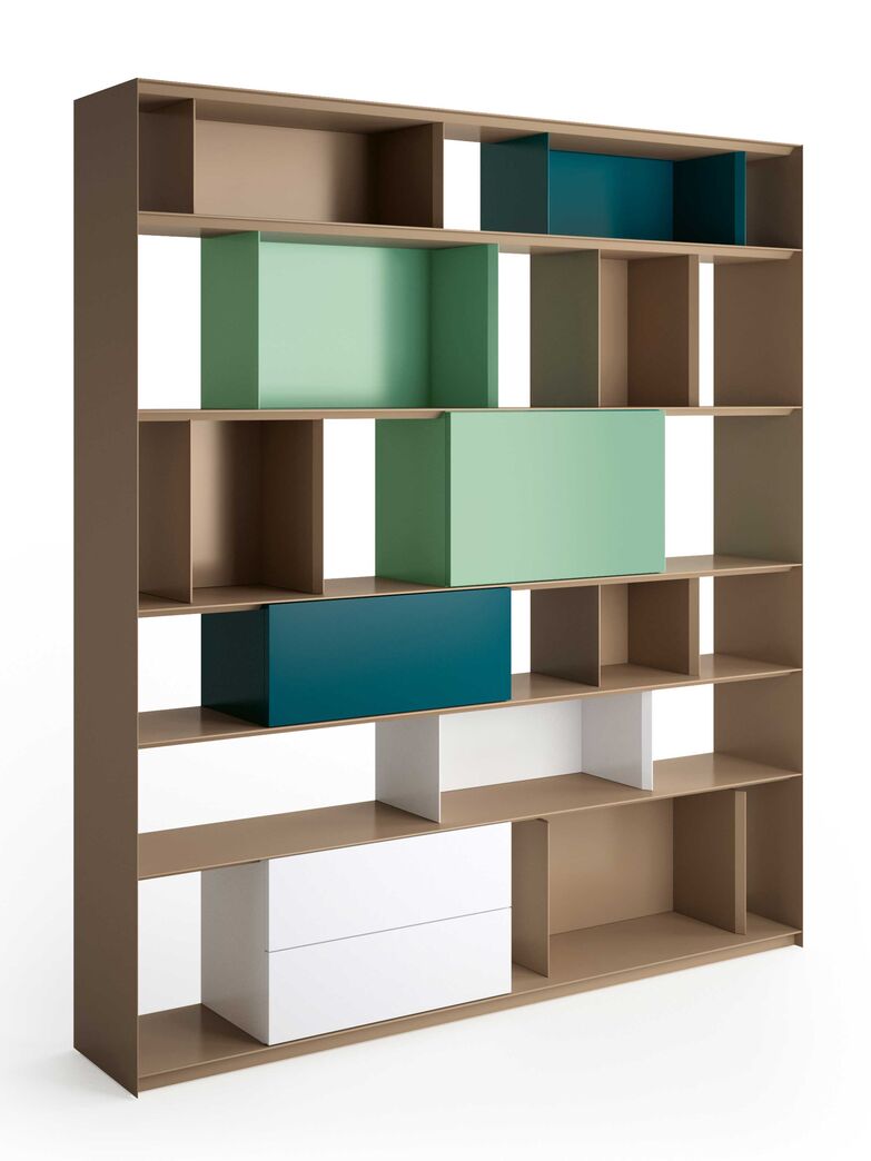 Allroundtalent: «Stack» lässt sich umbauen oder erweitern ­– vom halbhohen Sideboard über das klassische Regal bis hin zum Raumteiler. Die offene Aufbewahrungsfächer können mit Boxen ausgestattet und mit grifflosen Türen oder Schubladen in unterschiedlichen Grössen und Farben versehen werden. www.mueller-moebel.com