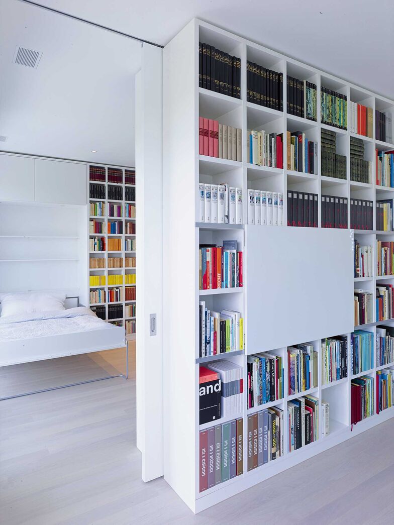Vom Bett zum Schrank: Perfekt, wenn man kein Gästezimmer hat und trotzdem für spontane Übernachtungsgäste vorbereitet sein will, ist das Klapp-Bett. Alpnach Schränke bietet eine moderne individualisierbare Variante des Klassikers an. Ob Einzel- oder Doppelbett, hoch oder seitlich klappbar – die Schrankbetten sind durch das Zugfedersystem einfach zu bedienen und haben eine integrierte Sicherung, um unbeabsichtigtes Herunterklappen zu verhindern. Praktisch und diskret nimmt das Klappbett nur dann Raum ein, wenn es tatsächlich benutzt wird.
www.alpnachnorm.ch