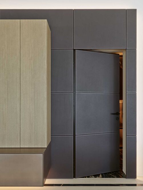 Elegant verstaut: Von Ken Adam mit seinen futuristischen und zeitlosen James-Bond-Filmkulissen inspiriert, entstand das Konzept für den gesamten Umbau der Wohnung. Die hochwertige Materialisierung und das schlichte und reduzierte Design zeichnen das Objekt aus. Eingesetzt wurden Eiche massiv, furniert sowie dunkel gebeizt, die Keramik «Infinity Sahara Noir» und die goldbronzige «Midas»-Oberfläche. Stuber Team AG, www.stuberteam.ch