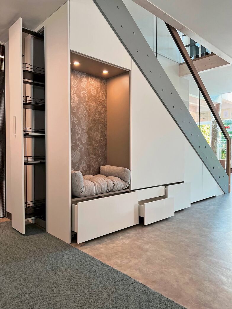 Stauraum kann man nie genug haben. Daher bezieht die Treppenmeister GmbH diesen Punkt bei der Planung der Treppe bereits ein. Schliesslich wäre es reine Verschwendung, den Platz unterhalb der Konstruktion nicht für einen passgenauen Treppenschrank zu nutzen. www.treppenmeister.com