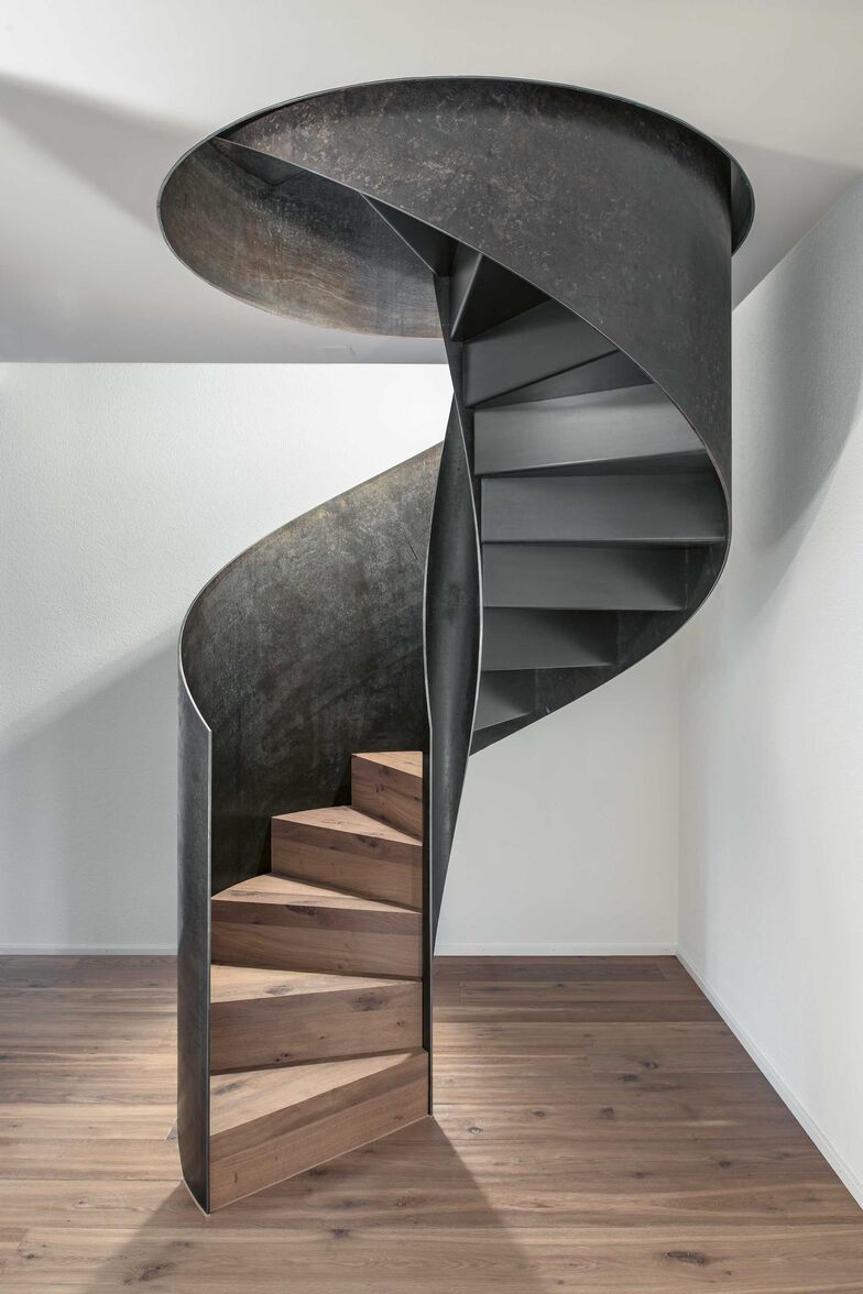 Die freitragende Stahlfaltwerktreppe mit dem Staketengeländer aus Rundstahl wurde im Zuge eines Umbaus gemeinsam mit der Ernst Gerber Architekten + Planer AG geplant. Die Besonderheit ist der Antritt über dem Sideboard, der zu fliegen scheint. Gyger Metallbau AG, www.gygertreppen.ch, www.swissstairs.ch