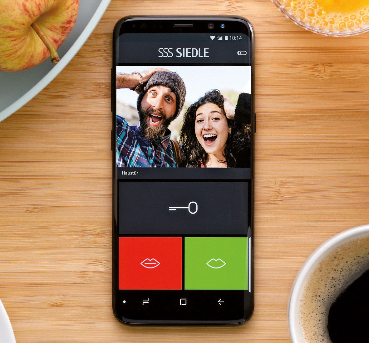 Die Siedle App überträgt den Türruf direkt aufs Smartphone. Sogar das Öffnen der Tür ist möglich. Für Androis und iOS-Geräte. Siedle