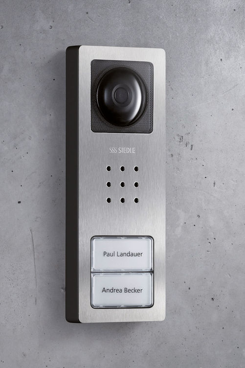 Unerwünschte Gäste? Die Türsprechanlage Siedle Compact, jetzt neu in gebürstetem Edelstahl und passendem grauen Gehäuse, verrät, wer vor der Türe steht. Siedle