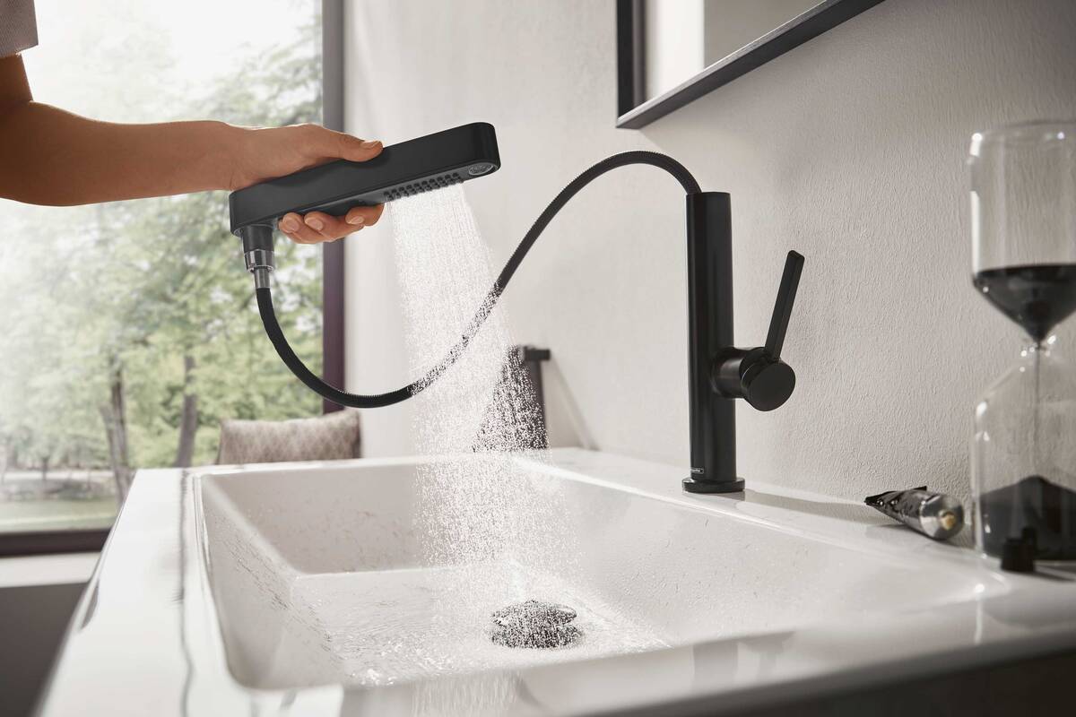 Schnelles Haarewaschen direkt am Waschbecken oder das Befüllen von Putzeimer oder hoher Gefässe ist mit dem ausziehbaren Armaturenkopf «Finoris Flex» kein Problem mehr. Hansgrohe AG.