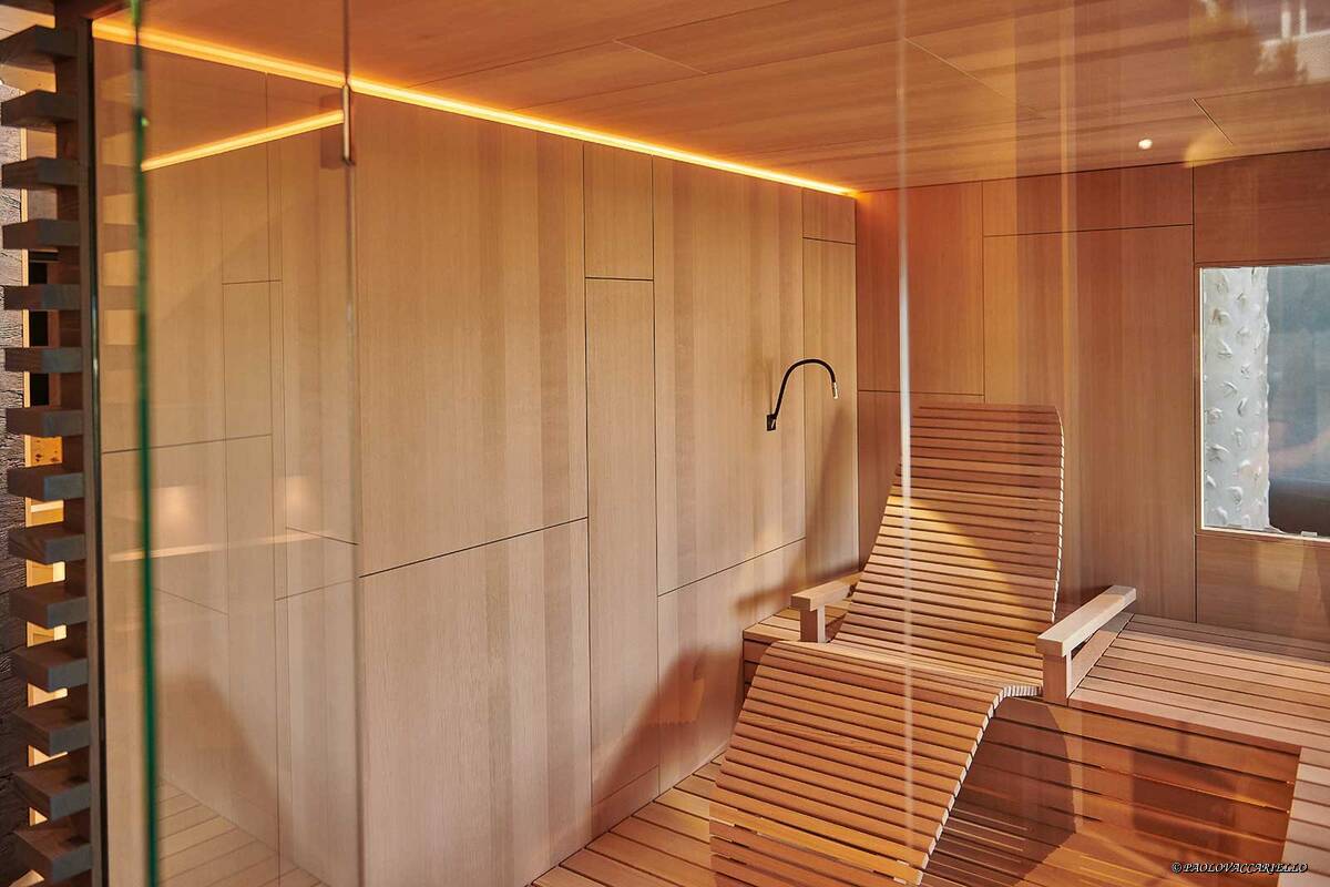 Die Ausstrahlung einer Sauna wird durch das gewählte Holz, seine Verlegeart und Beschaffenheit bestimmt. Hier sind Wände und Decke aus Zedern-Echtholzfurnier, die Liegeflächen sind aus massiver Zeder. Fitness-Partner AG.