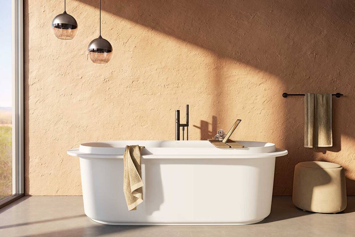 Die Badewanne «Vitrium» von Duravit ist in zwei Varianten erhältlich: frei stehend oder als Vorwandversion. Sie ist aus dem samtmatten Mineralwerkstoff «DuroCast» gefertigt und beeindruckt mit ihrem filigranen Design, das Funktion und Ästhetik verbindet. Duravit AG.