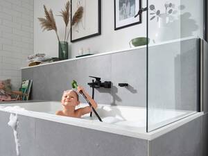 Mit der Kinderbrause MonoRain von Jocolino werden Pflegeprodukte wie Shampoo gezielt ausgespült, damit sie nicht in die Augen gelangen. Das geht dann ganz ohne Tränen ab. hansgrohe / Hansgrohe SE .