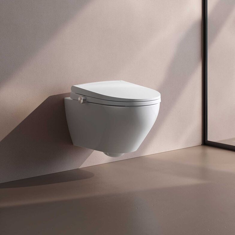 Vor über zehn Jahren hat Laufen sein erstes Bidet-Modell auf den Markt gebracht. Mit der seither gesammelten Erfahrung hat der Hersteller nun «Cleanet Auria» entwickelt. Im schlichten Keramikdesign verbergen sich die Mechanismen für drei Duschfunktionen, eine Trocknungsfunktion, eine automatische Reinigung und Desinfektion inklusive Entkalkung sowie Geruchabsaugung. Das Dusch-WC ist in Weiss, Mattweiss und Mattschwarz erhältlich. www.laufen.ch