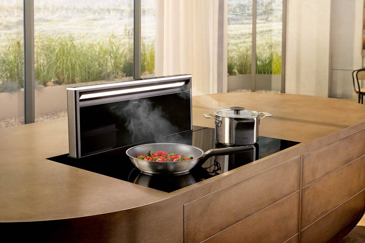 Zur IFA-Technologiemesse in Berlin präsentiert Miele die neuen «Downdraft-Dunstabzüge», die – wie ihr Name bereits verrät – bei Nichtgebrauch in der Arbeitsplatte verschwinden. Bei Gebrauch zeigen sie eine leistungsstarke Luftreinigung, die von einem innovativen Lichtkonzept ergänzt wird. Miele AG.