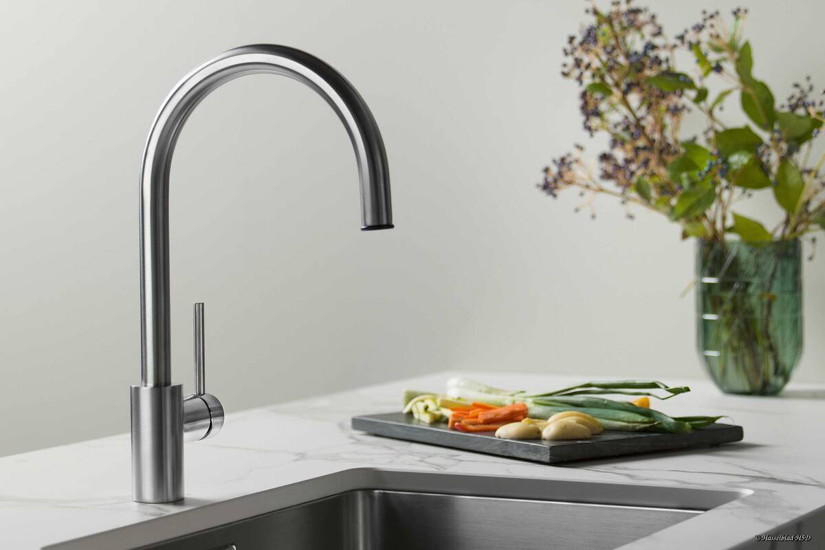 Die Küchenarmaturen «Twinplus» sind in Chrom, Edelstahl und PVD Inox Schwarz, mit geradem oder gebogenen Auslauf, mit oder ohne Auszugsbrause sowie mit seitlich oder oben angebrachtem Bedienhebel erhältlich. Laufen Schweiz AG.