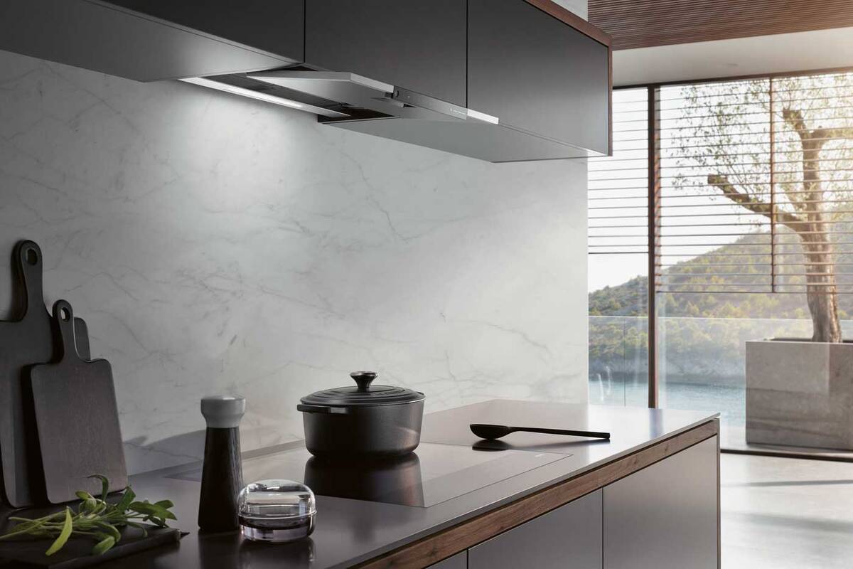 Effizient und gleichzeitig designorientiert kommen die Dunstabzugshauben daher. Sie werden intuitiv per Touch auf einem schwarzen Glasstreifen mit weisser Anzeige bedient. Miele Schweiz.