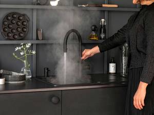 Der Wasserhahn, der alles kann – Warmes, kaltes, 100°C kochendes sowie gekühltes sprudelndes und stilles Wasser aus dem Wasserhahn im Handumdrehen – kann auch Schwarz. Quooker.