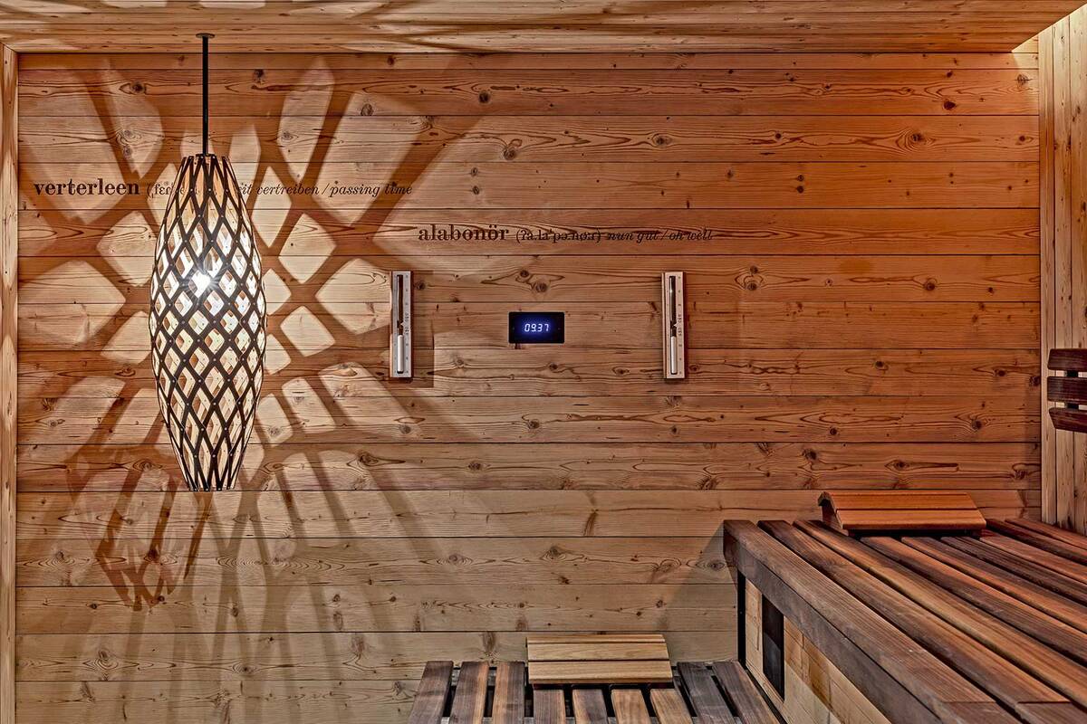 100 Prozent Swiss Made und ganz viel Holz: Bei der Lädrach Holzbau AG gibt es massgefertigtes aus Handarbeit – und das mit 50 Jahren Erfahrung im Saunabau. Darauf hat auch das Vier-Sterne-Hotel Palace in Mürren/BE gesetzt und von dem Familienbetrieb aus Konolfingen den gesamten Wellnessbereich neu bauen lassen. Lädrach Holzbau AG.