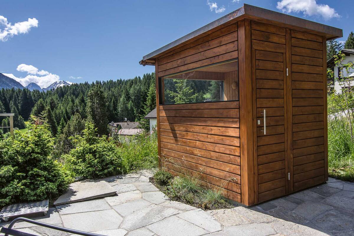Wenn im Haus kein Platz mehr ist, ist die Aussensauna eine gelungene Alternative. Da jede Sauna der Fitpa AG ein Unikat ist, kann sie jeder Gegebenheit angepasst werden. Fitpa AG.